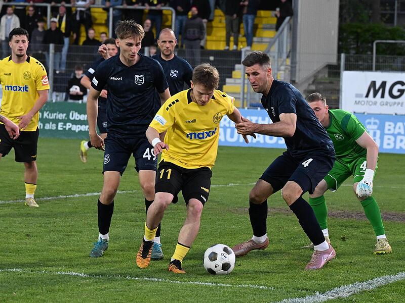Unser Bild zeigt den Bayreuther Maximilian Fesser (am Ball) in der gef&auml;hrlichen Zone, abgeschirmt von gleich zwei Verteidigern der SpVgg Unterhaching.