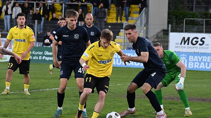 Unser Bild zeigt den Bayreuther Maximilian Fesser (am Ball) in der gef&auml;hrlichen Zone, abgeschirmt von gleich zwei Verteidigern der SpVgg Unterhaching.