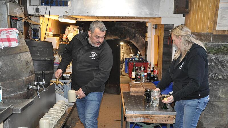 Kellerchef Matthias M&uuml;ller nimmt Bestellungen seiner langj&auml;hrigen Servicemitarbeiterin Elke Molls entgegen.Forchheim & Fr&auml;nkische Schweiz