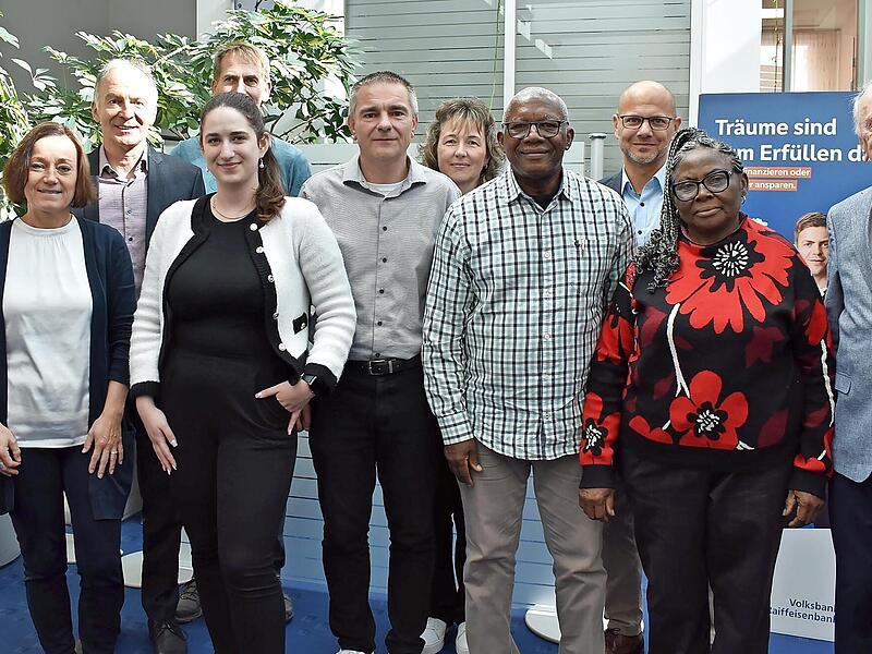 Die Bankfamilie begrüßt den ehemaligen Praktikanten Gabriel Nsah. Vorn (v.l.): Carola Huberth, Marion Fett, Tamara Lober, Lars Schrettenbrunner, Gabriel und Ehefrau Anna Nsah, Alfons Trautner. Hinten (v.l.): Reinhold Bakof, Laurenz Kraus, Simone K...