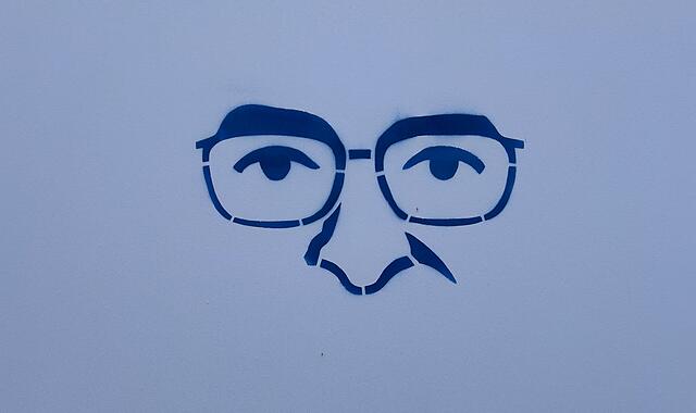 Schau mir in die Augen, Wähler! Hinter diesem Banner in Coburg dürfte wohl die Kampagne für einen Oberbürgermeisterkandidaten stecken.