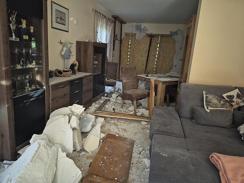 Ein Auto krachte in eine Hauswand in Marktrodach. Der Schaden ist betr&auml;chtlich.