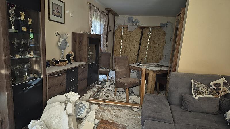 Ein Auto krachte in eine Hauswand in Marktrodach. Der Schaden ist betr&auml;chtlich.