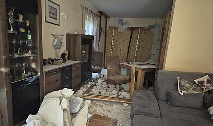 Ein Auto krachte in eine Hauswand in Marktrodach. Der Schaden ist betr&auml;chtlich.