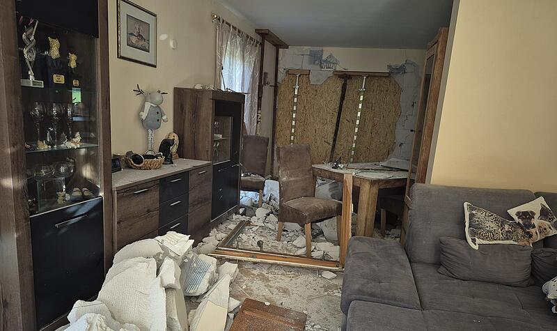 Ein Auto krachte in eine Hauswand in Marktrodach. Der Schaden ist betr&auml;chtlich.