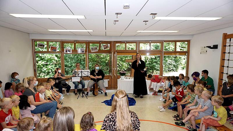 Den Jubiläumsgottesdienst hielt Pfarrerin Nina Mützlitz mit musikalischer Begleitung von Erzieherinnen. Den Jubiläumsgottesdienst hielt Pfarrerin Nina Mützlitz mit musikalischer Begleitung von Erzieherinnen.