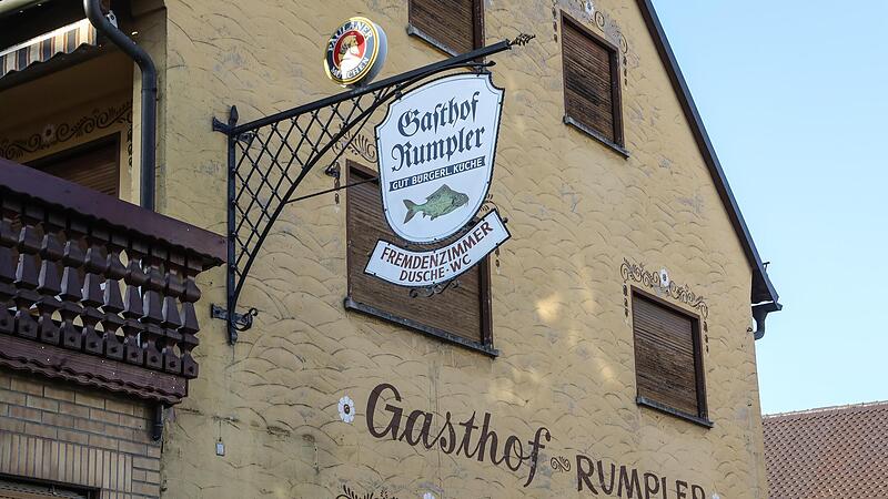 Der Gasthof Rumpler steht seit Jahren leer. Um zu verhindern, dass hier Fl&uuml;chtlinge einziehen, wollte der B&uuml;rgermeister das Anwesen kaufen.Forchheim & Fr&auml;nkische Schweiz