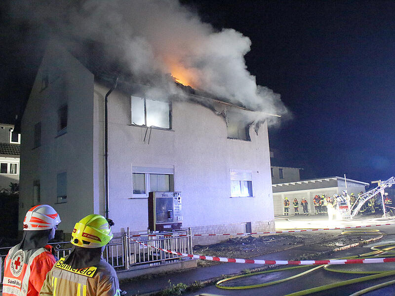 In der Nacht ist in Sonnefeld ein Brand ausgebrochen.  Viele Rettungskr&auml;fte r&uuml;ckten aus, auch ein Heli.