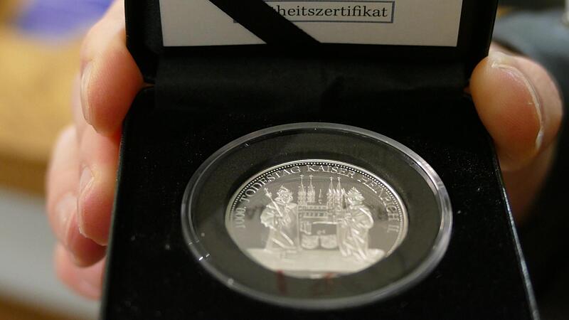 Die Gedenkmedaille zeigt auf der Vorderseite das Kaiserpaar Heinrich II. und Kunigunde mit dem Dom.