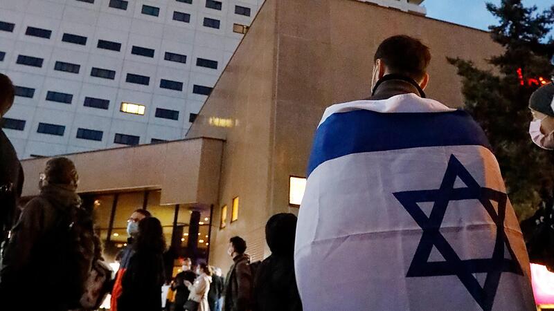 Vor dem Leipziger Hotel, in dem Musiker Gil Ofarim wegen eines Davidsterns angeblich abgewiesen wurde, demonstrieren mehrere hundert Menschen.