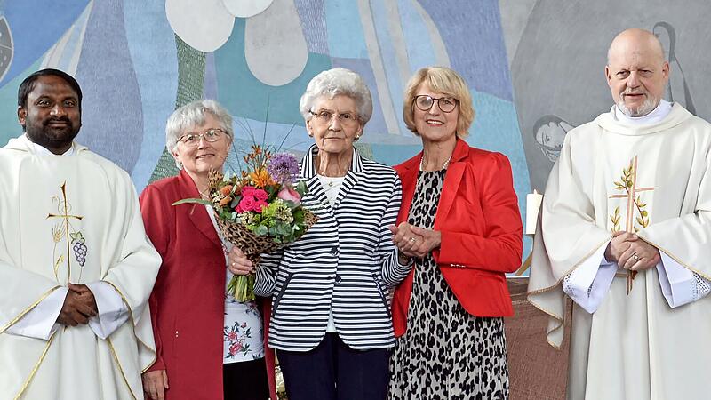 Das Foto zeigt Pater Velangini Thumma, Margarete Rothaug, Anni Rachor, Martha Schmitt sowie Diakon Michael Sell.