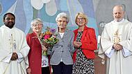 Das Foto zeigt Pater Velangini Thumma, Margarete Rothaug, Anni Rachor, Martha Schmitt sowie Diakon Michael Sell.
