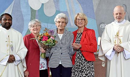 Das Foto zeigt Pater Velangini Thumma, Margarete Rothaug, Anni Rachor, Martha Schmitt sowie Diakon Michael Sell.