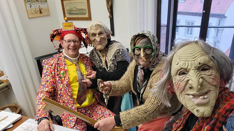 Erst mal muss bei B&uuml;rgermeister Thomas Stadelmann im Zeiler Rathaus  die Krawatte ab!