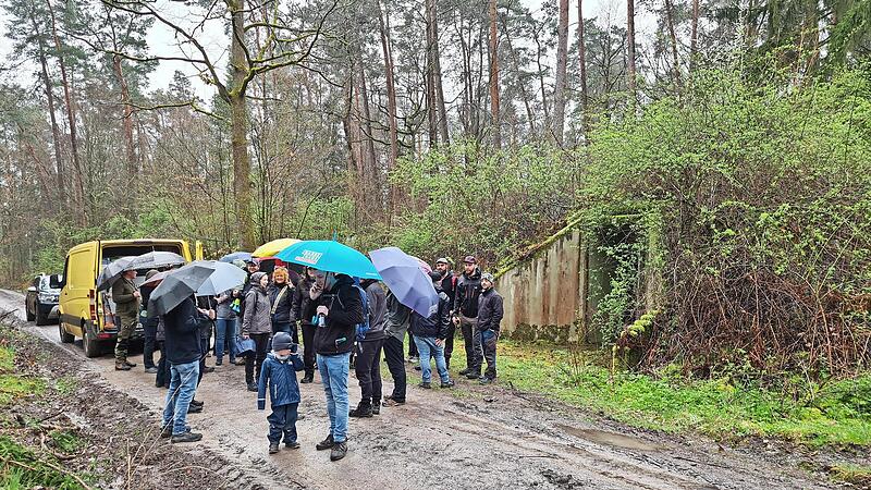 Trotz Regens wanderten 40 Interessierte mit dem Revierleiter zu den ehemaligen Sprengstoffbunkern im Salzforst.