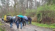 Trotz Regens wanderten 40 Interessierte mit dem Revierleiter zu den ehemaligen Sprengstoffbunkern im Salzforst.