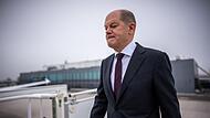 Bundeskanzler Olaf Scholz steigt am  Flughafen Berlin Brandenburg in einen Airbus  der Luftwaffe, um in die USA zu fliegen. F&uuml;r Scholz ist es bereits der dritte USA Besuch als Kanzler, im Verlauf der Reise will er US-Pr&auml;sident Biden im Wei&szlig;en Hau...