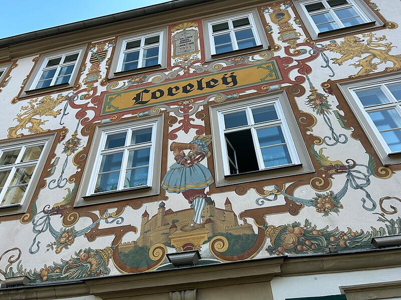 In der Herrngasse wird die Veste nicht einfach nur &bdquo;verwendet&ldquo;. Nein, das traditionsreiche Restaurant &bdquo;Loreley&ldquo; schm&uuml;ckt sich geradezu mit dem Coburger Wahrzeichen. Die Fassadenbemalung ist ein echter Hingucker. Auch, aber nicht nur wegen der Veste!