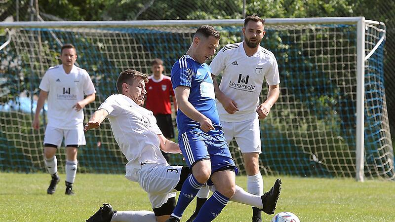Auf Armend Elshani (in Blau) und den FC Röbersdorf wartet nun ein Entscheidungsspiel gegen Reichmannsdorf. Auf Armend Elshani (in Blau) und den FC Röbersdorf wartet nun ein Entscheidungsspiel gegen Reichmannsdorf.