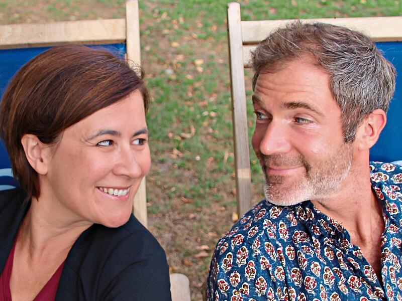 Kerstin Krefft und Ren&eacute; Oltmanns stehen in der Kom&ouml;die &bdquo;Zwei wie wir&ldquo; auf der B&uuml;hne.