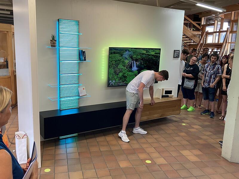 2. Platz: Der 20-jährige Johannes Vorndran präsentierte eine multifunktionale Wohnwand aus Eiche mit MDF, die mit Licht- und Glaselementen spielt.