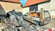 Ein ausgebrannter und ein weiterer schwer beschädigter Leichenwagen  in Mühlendorf - die Kripo Bamberg ermittelt derzeit die Brandursache.
