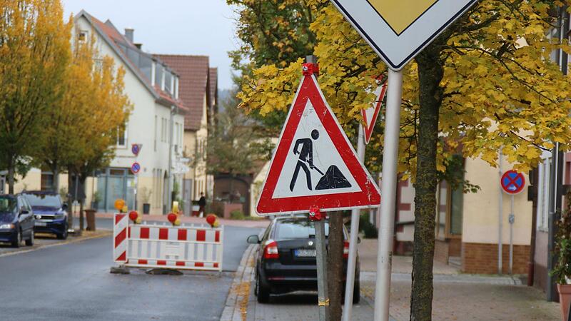 In der Ortsdurchfahrt von Euerdorf haben Kanaldeckel geklappert, außerdem war ein Unterflurhydrant defekt. Um das zu beheben,, wurden einseitig Baustelleneinrichtungen aufgestellt. In der Ortsdurchfahrt von Euerdorf haben Kanaldeckel geklappert, außerdem war ein Unterflurhydrant defekt. Um das zu beheben,, wurden einseitig Baustelleneinrichtungen aufgestellt.
