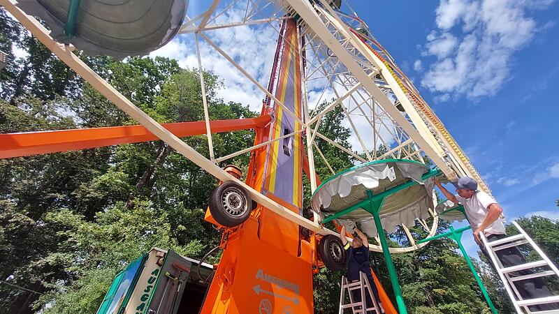 Das Riesenrad fürs Annafest 2023 wird aufgebaut. Das Riesenrad fürs Annafest 2023 wird aufgebaut.