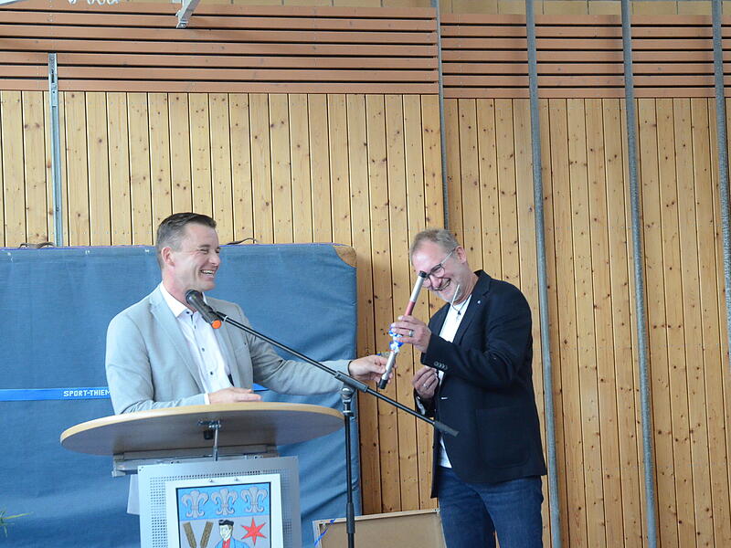 Bürgermeister Stefan Heinlein (links) mit Rektor Bernd Jungkunz.