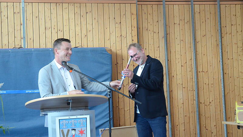B&uuml;rgermeister Stefan Heinlein (links) mit Rektor Bernd Jungkunz.
