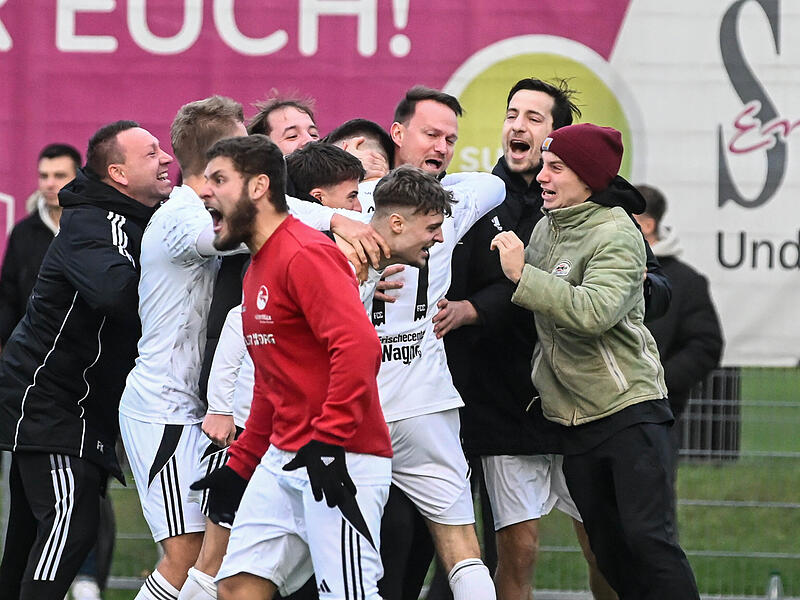 Jubel bei den Vestekickern: Gerade hat Ricardo König das 4:3 für den FC Coburg gegen den SC Großschwarzenlohe erzielt. Jubel bei den Vestekickern: Gerade hat Ricardo König das 4:3 für den FC Coburg gegen den SC Großschwarzenlohe erzielt.