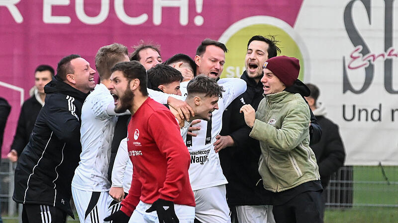 Jubel bei den Vestekickern: Gerade hat Ricardo K&ouml;nig das 4:3 f&uuml;r den FC Coburg gegen den SC Gro&szlig;schwarzenlohe erzielt.