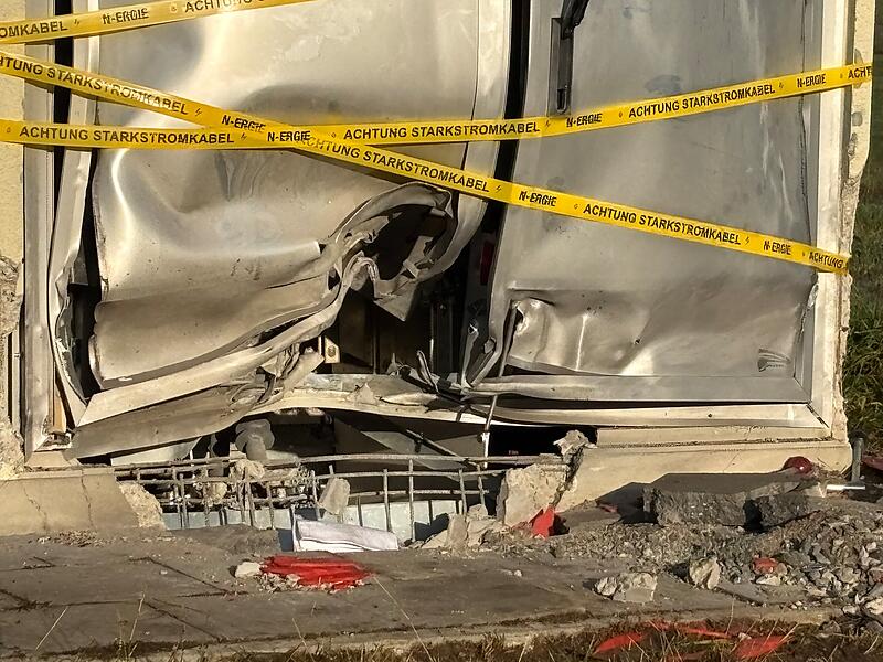 Die Tür ist deformiert. Im Boden ein Loch. Am Freitag, 14. November, gab es eine Explosion an einem Trafogebäude im Höchstadter Ortsteil Weidendorf. Der örtliche Netzversorger Energie geht von einem Schaden im mittleren fünfstelligen Bereich aus. Das Bayerische Landeskriminalamt ermittelt wegen Sprengstoff.