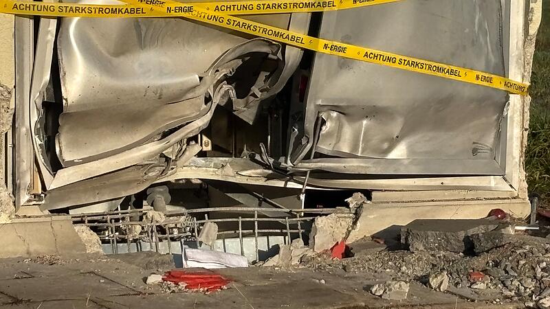 Die Tür ist deformiert. Im Boden ein Loch. Am Freitag, 14. November, gab es eine Explosion an einem Trafogebäude im Höchstadter Ortsteil Weidendorf. Der örtliche Netzversorger Energie geht von einem Schaden im mittleren fünfstelligen Bereich aus. Das Bayerische Landeskriminalamt ermittelt wegen Sprengstoff.