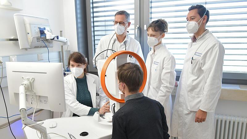 Mit Hilfe der OCT-Angiografie will das Team der Augenklinik des Uniklinikums Erlangen um den leitenden Oberarzt Christian Mardin (hinten l.) und Augen&auml;rztin Bettina Hohberger (hinten) Post-Covid-Betroffene im neuen Zentrum auf Durchblutungsst&ouml;rung...