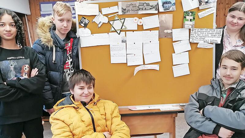 Die Sch&uuml;ler der St. Martin Schule recherchieren zur j&uuml;dischen Geschichte des Ortes. Lisa (rechts) fand im Internet den Stammbaum der j&uuml;dischen Familie Sitzmann.