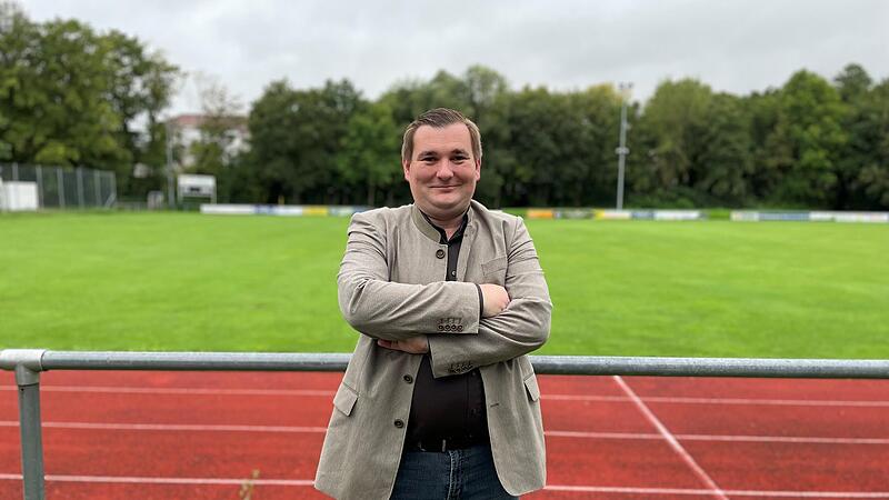 SPDler und Schiedsrichter: Ren&eacute; van Eckert, Direktkandidat der SPD f&uuml;r den Stimmkreis 603 (Bad Kissingen), auf dem Sportplatz in Mellrichstadt
