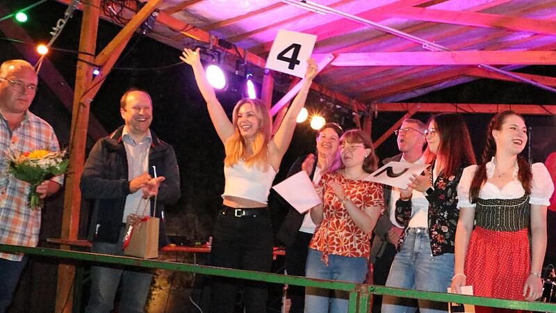 Saskia Groß ist neue Weinkönigin in Kronach. Das Bild zeigt (von links) Vorsitzenden Günter Soja, Stadtrat Ralf Völkl, die neue Weinkönigin Saskia Groß, Bürgermeisterin Angela Hofmann, Alexandra Pohl, den Rhodter Ortsbürgermeister Armin Pister, Ka...