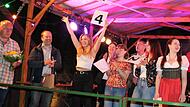 Saskia Groß ist neue Weinkönigin in Kronach. Das Bild zeigt (von links) Vorsitzenden Günter Soja, Stadtrat Ralf Völkl, die neue Weinkönigin Saskia Groß, Bürgermeisterin Angela Hofmann, Alexandra Pohl, den Rhodter Ortsbürgermeister Armin Pister, Ka...