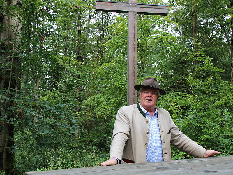 Freiherr Ludwig von Lerchenfeld f&uuml;hrt Besucher gerne durch den Wald- und Naturfriedhof Heinersreuth.