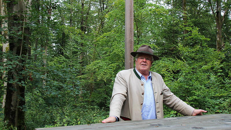 Freiherr Ludwig von Lerchenfeld f&uuml;hrt Besucher gerne durch den Wald- und Naturfriedhof Heinersreuth.