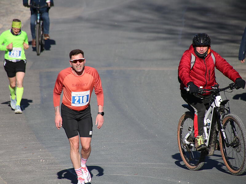 Strahlender Sonnenschein, aber nur niedrige Plusgrade erwartete die L&auml;ufer beim 19. Obermain-Marathon rund um Bad Staffelstein. Die Marathon-Strecke f&uuml;hrte wieder an den beiden Wahrzeichen der Kurstadt, dem Kloster Banz und der Basilika Vierzehnheiligen vorbei.
