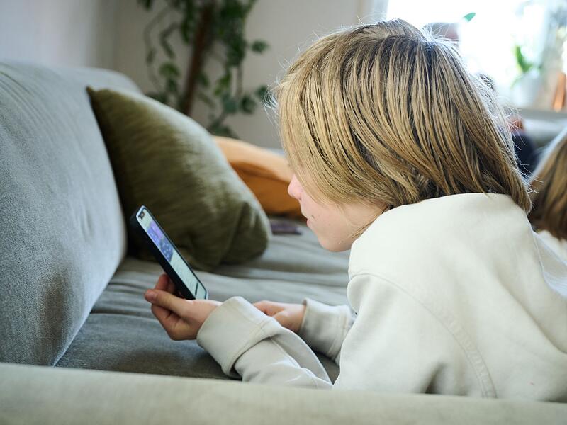 Ein Kind nutzt ein Smartphone