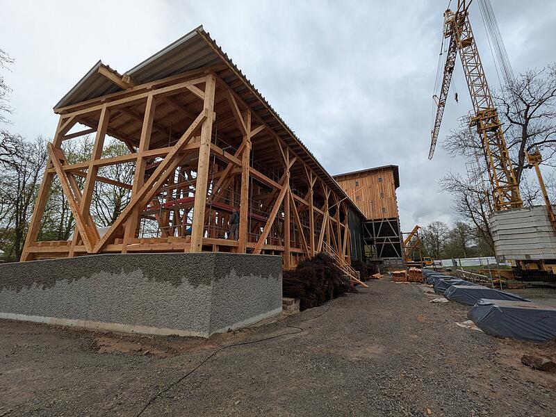 Der Nordfl&uuml;geld es Gradierwerks steht.
