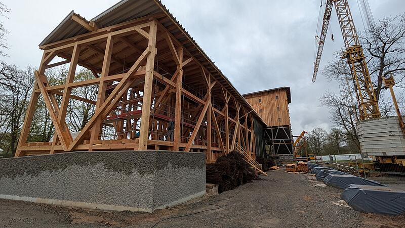 Der Nordfl&uuml;geld es Gradierwerks steht.