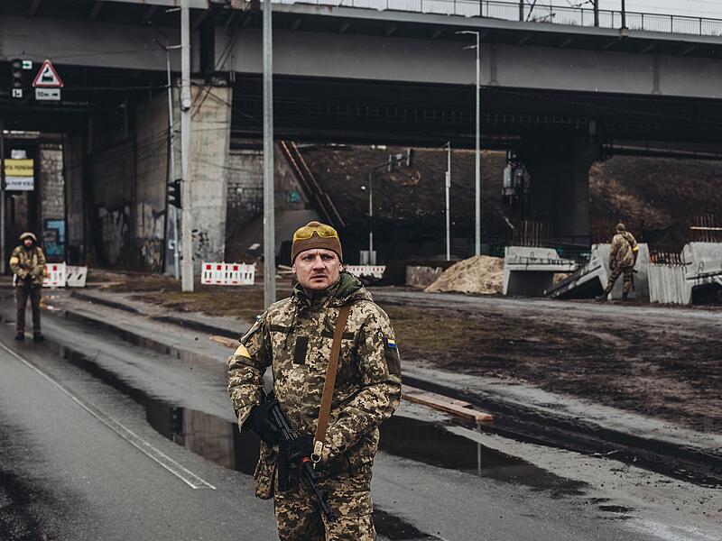 Ein bewaffneter Ukrainer kontrolliert eine Stra&szlig;e in Kiew. Russland hat seinen Angriff auf die zweitgr&ouml;&szlig;te Stadt der Ukraine fortgesetzt, obwohl beide Seiten erkl&auml;rt haben, dass sie bereit sind, die Gespr&auml;che wieder aufzunehmen.