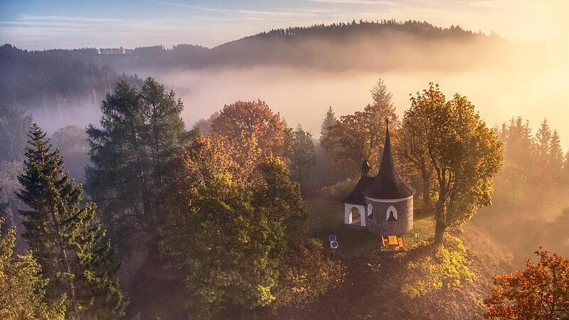 Die Schlosskapelle im Herbst