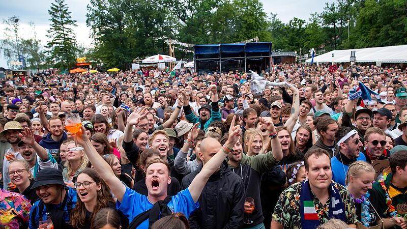 Auf dem &bdquo;Ab geht die Lutzi&ldquo;-Festival feiern mehrere Tausend Besucherinnen und Besucher zu ihren Lieblingsbands und genie&szlig;en das Festivalleben auf dem Campingplatz.