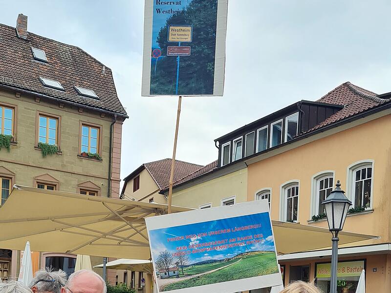 Demo am Marktplatz Hammelburg gegen Gewerbepark Saaletal IVDemo am Marktplatz Hammelburg gegen Gewerbepark Saaletal IV Über 100 Westheimerinnen und Westheimer demonstrierten in Hammelburg gegen das geplante Gewerbegebiet.