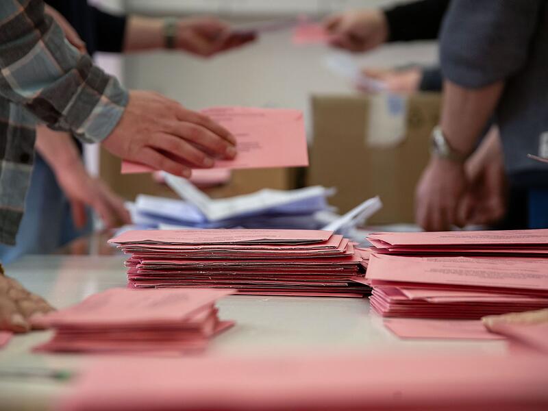 Bundestagswahl - Auszählung Briefwahlstimmen in Bayern Bundestagswahl - Auszählung Briefwahlstimmen in Bayern